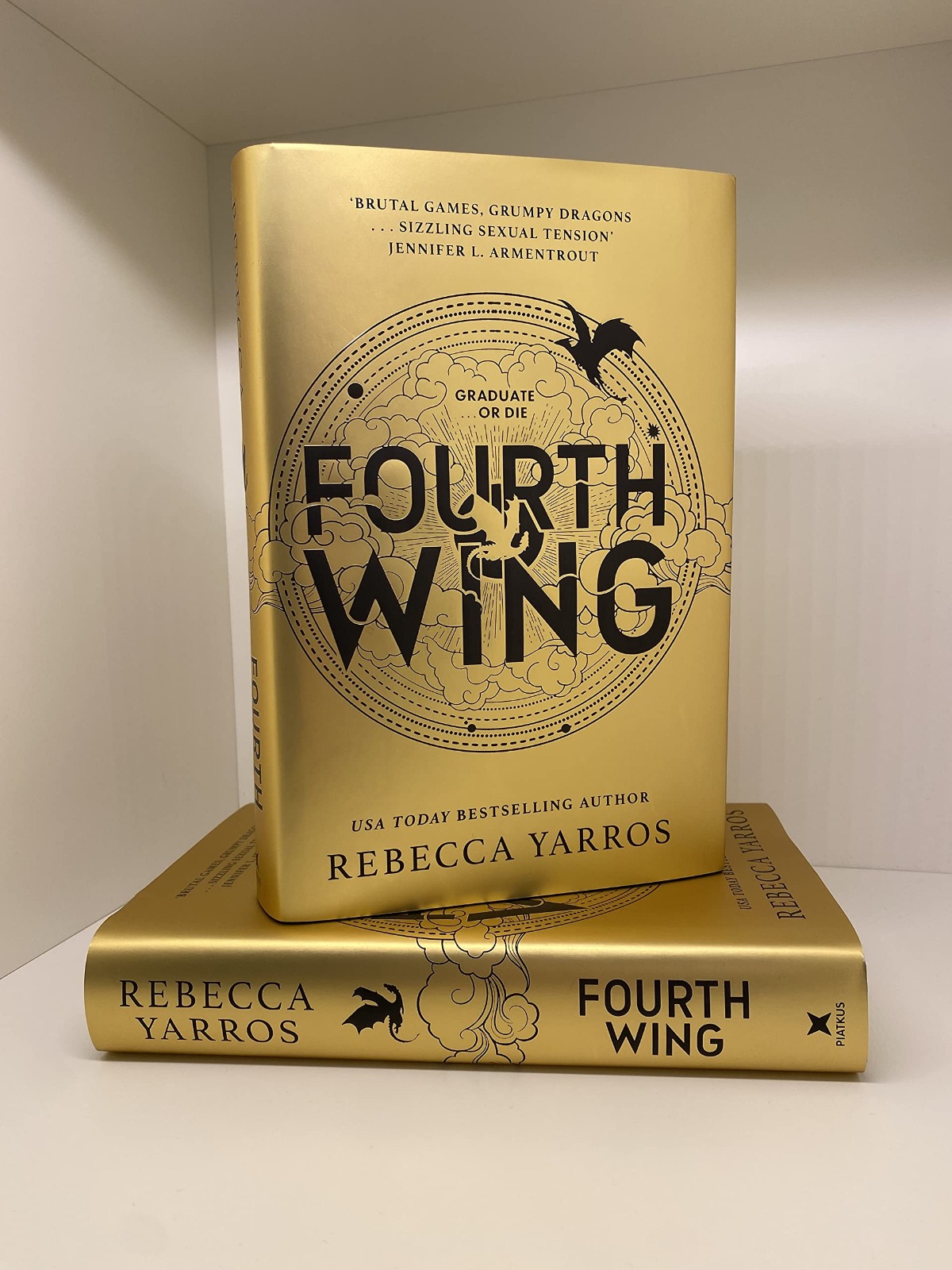 Fourth Wing-New - Hard cover -Delivery 25 th of July onwards