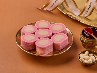 Kaju Strawbery Roll
