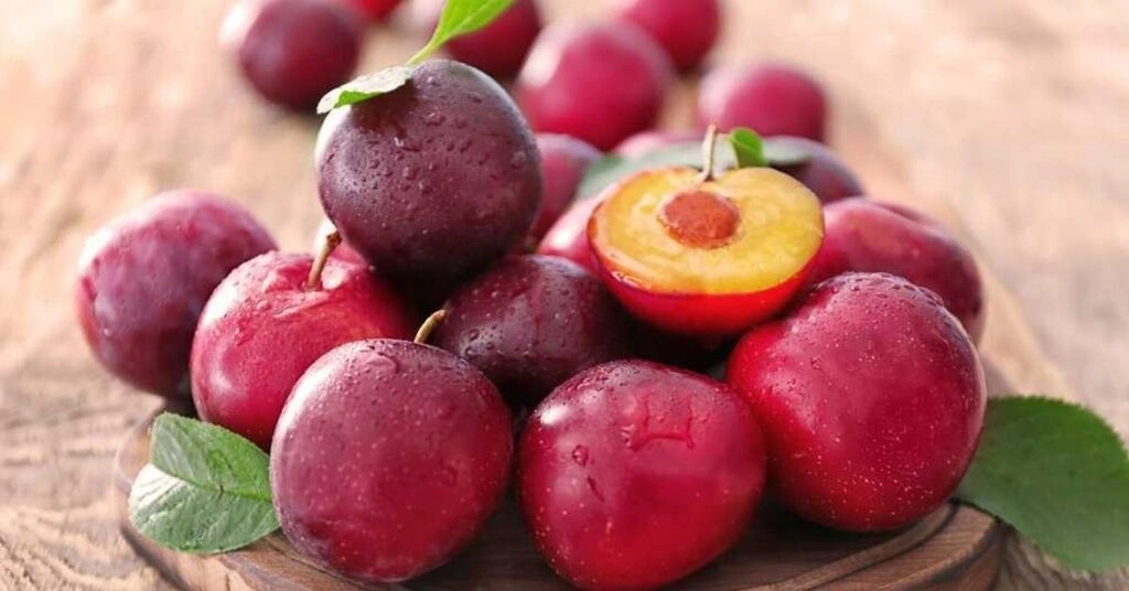aloo bukhara (plum)