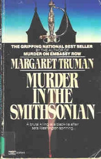 murder in the smithsonian (used,paper back,good condition)